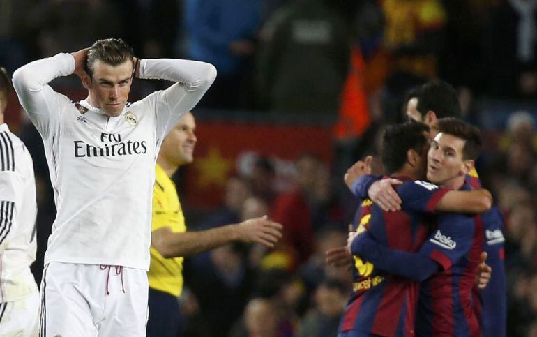 Bale se lamenta tras un gol del Barcelona 