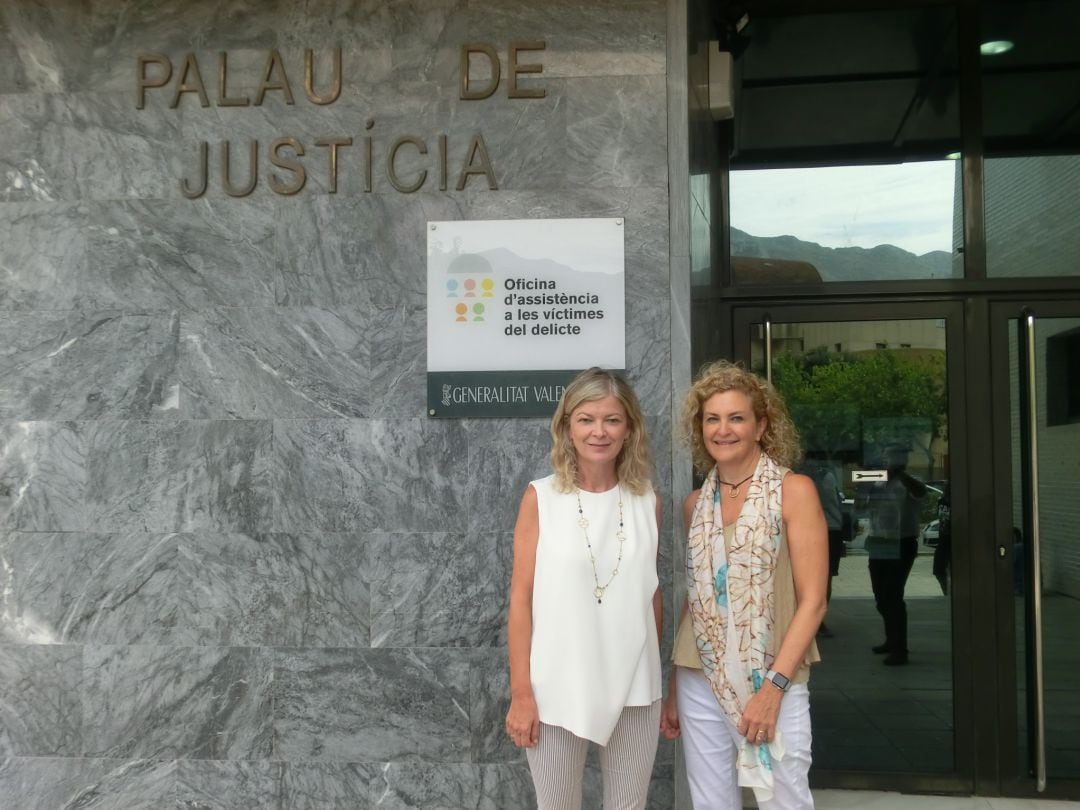 La consellera de Justicia, Gabriela Bravo y la juez decana de Dénia, Marisa Fayos.