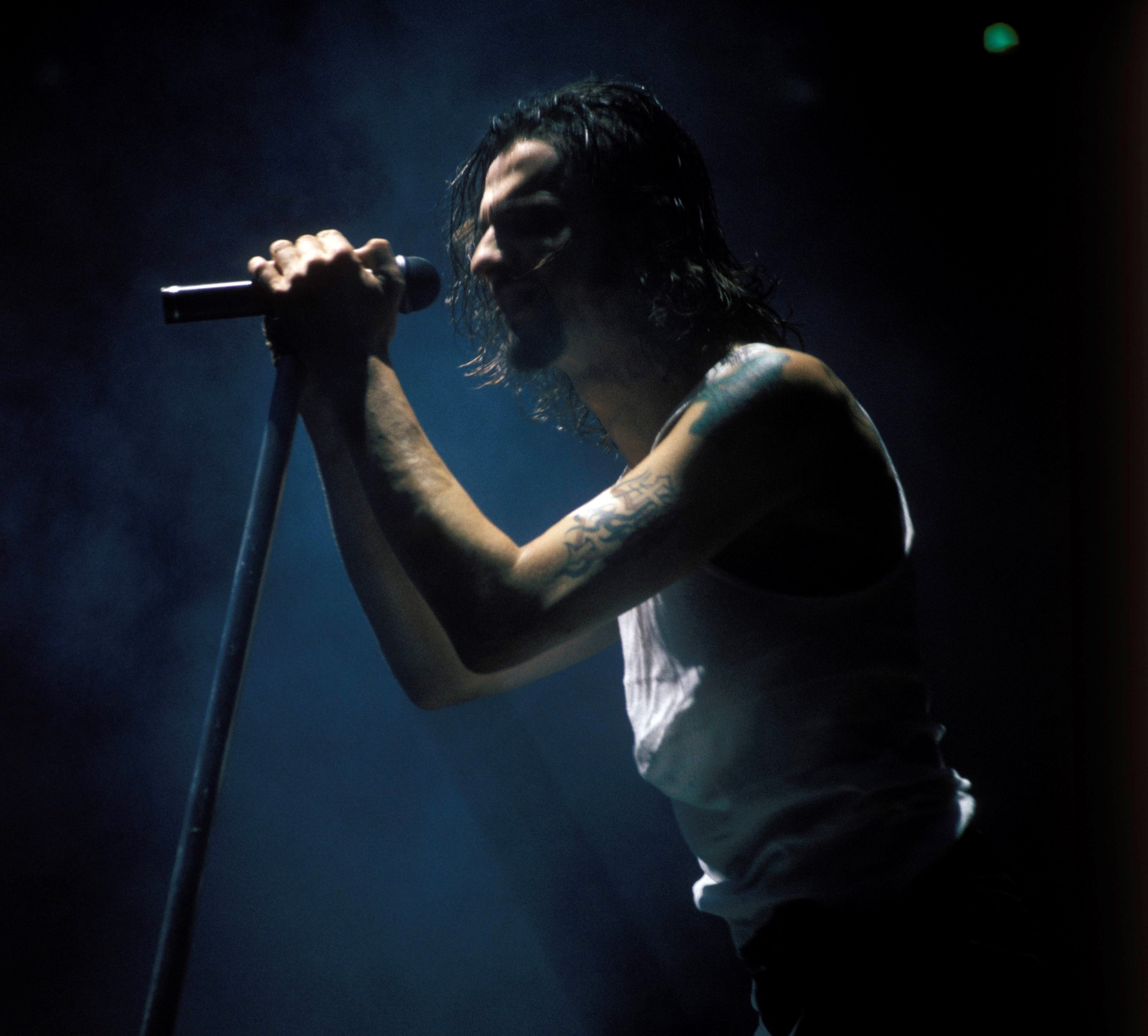 Dave Gahan durante una actuación en Holanda