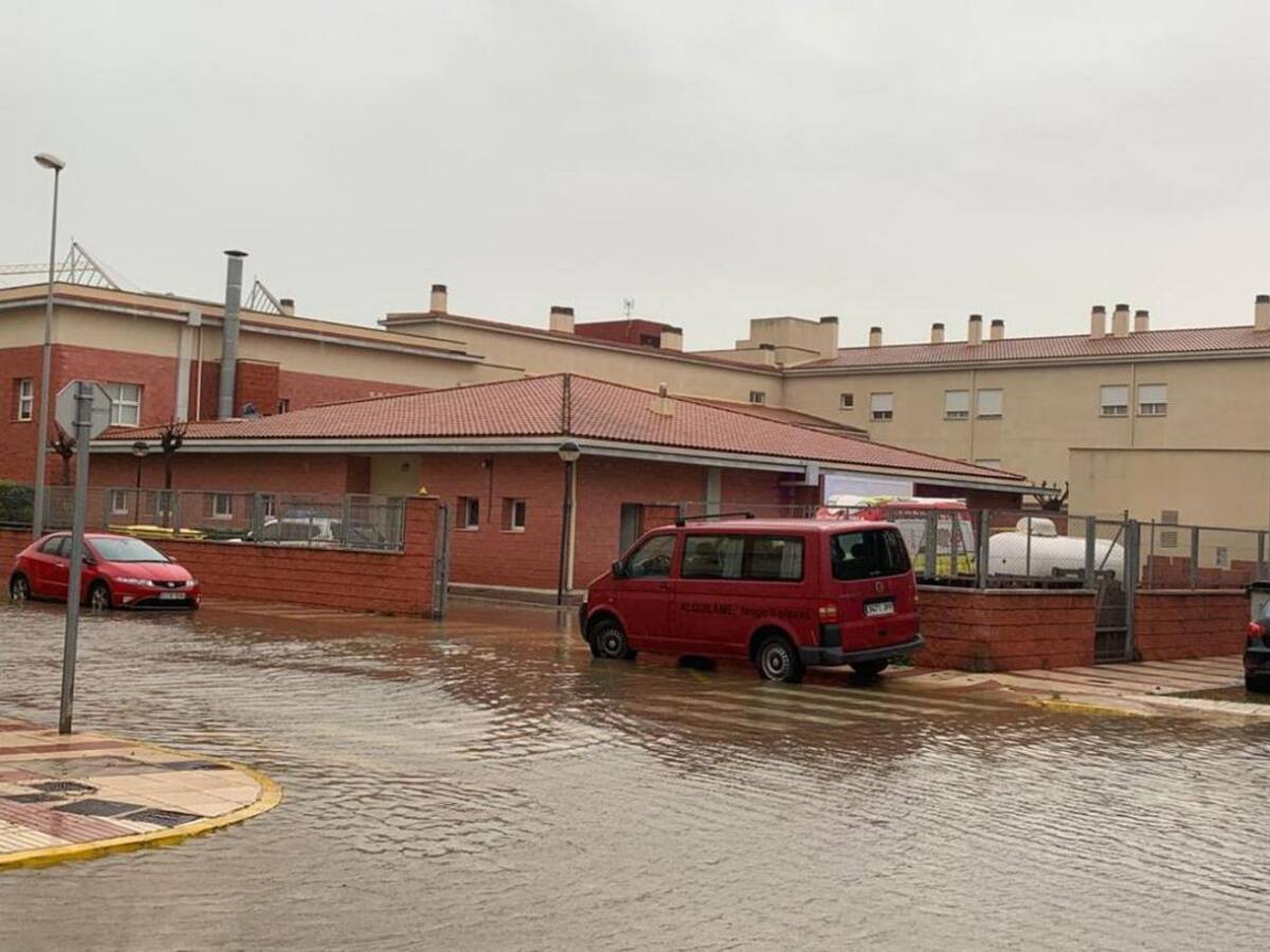Un metro de agua en algunas zonas de la playa de Daimús y desalojos de la residencia de mayores