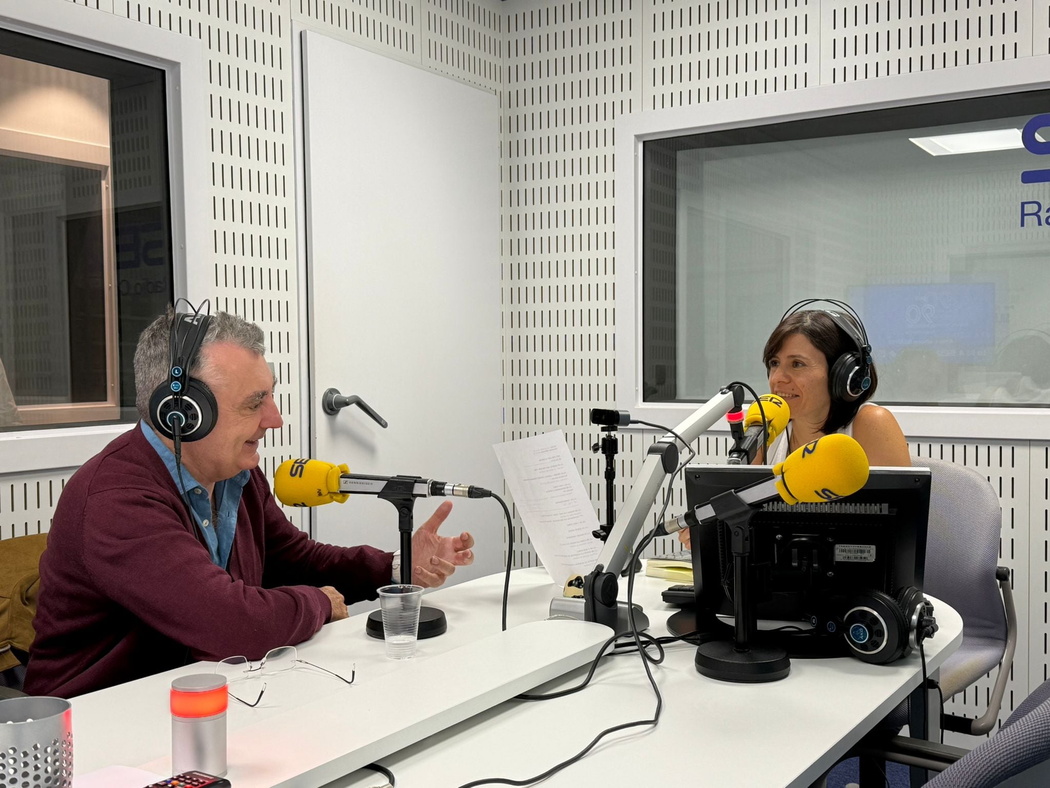 Manuel Vilas en los estudios de Radio Coruña de la Ser