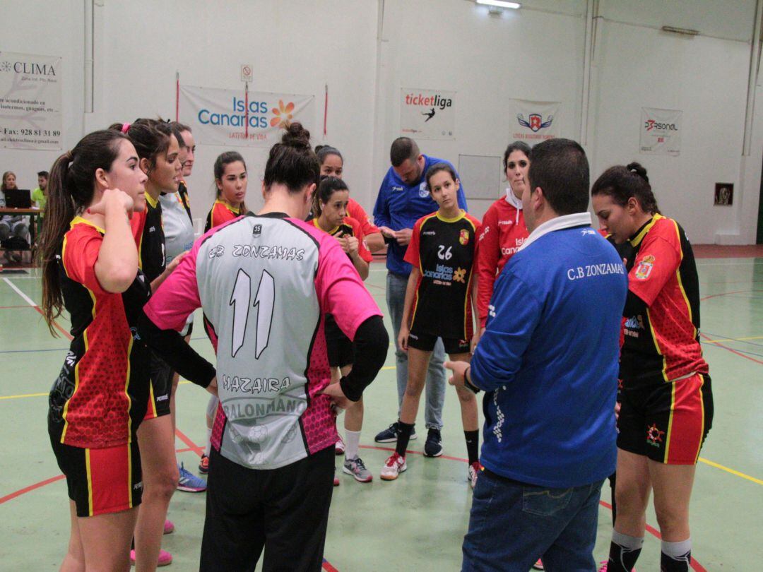 Jugadoras y cuerpo técnico del CB Zonzamas en uno de los partidos de la pasada temporada.