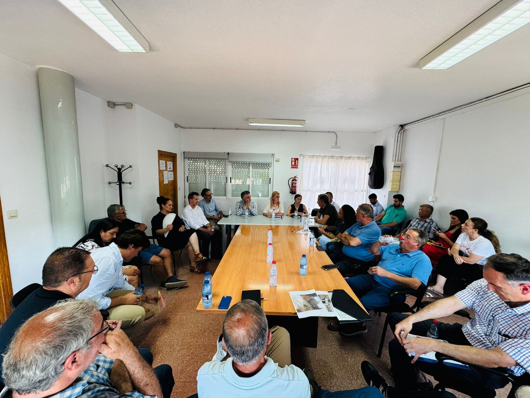 Reunión de los afectados por las obras del AVE con representantes de Adif y la Delegada del Gobierno