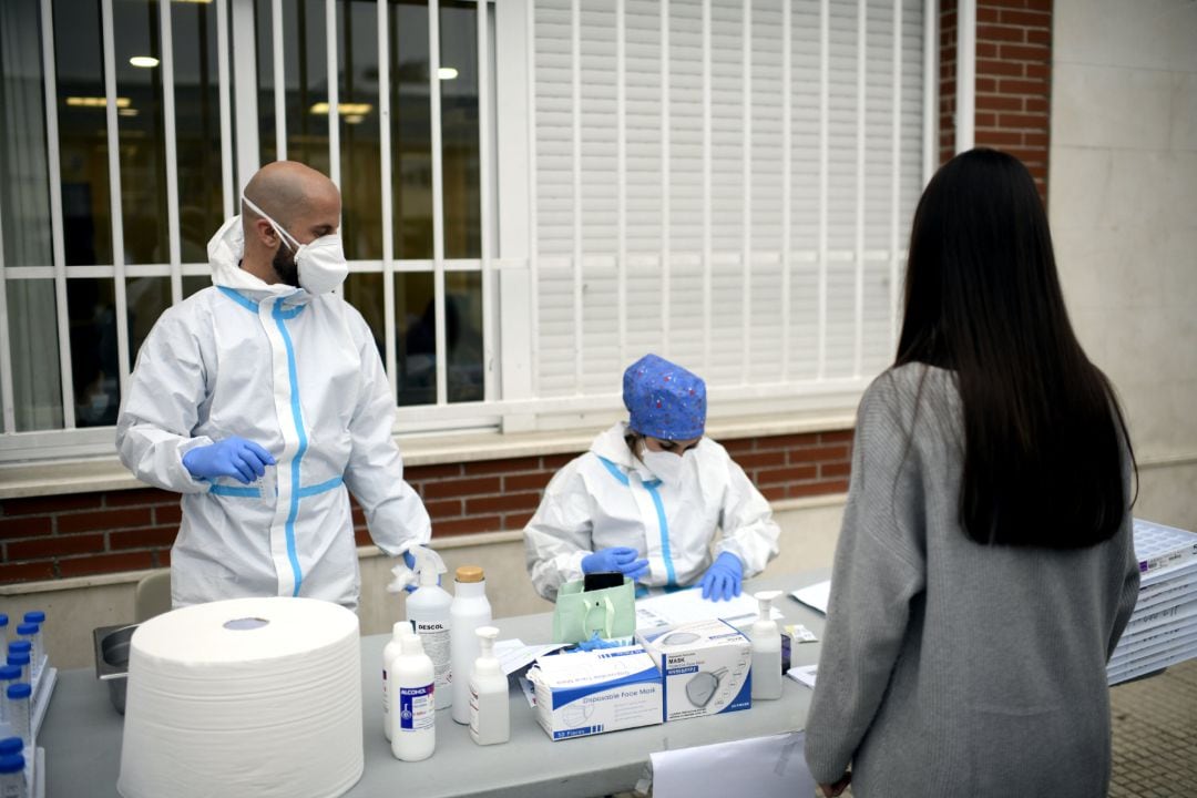 Sanitarios realizando  tests de PCR.