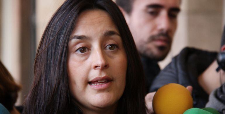 La portaveu del PSC, Esther Niubó, a les portes del Parlament