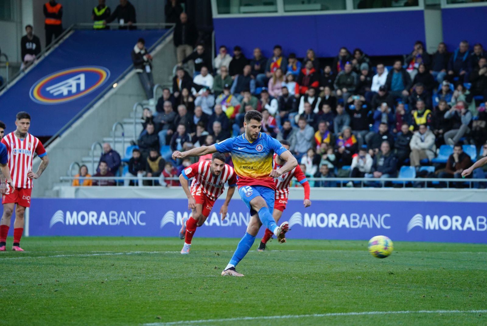 Sinan Bakis xutant el penal que va donar la victòria diumenge a l&#039;FC Andorra contra l&#039;Sporting.
