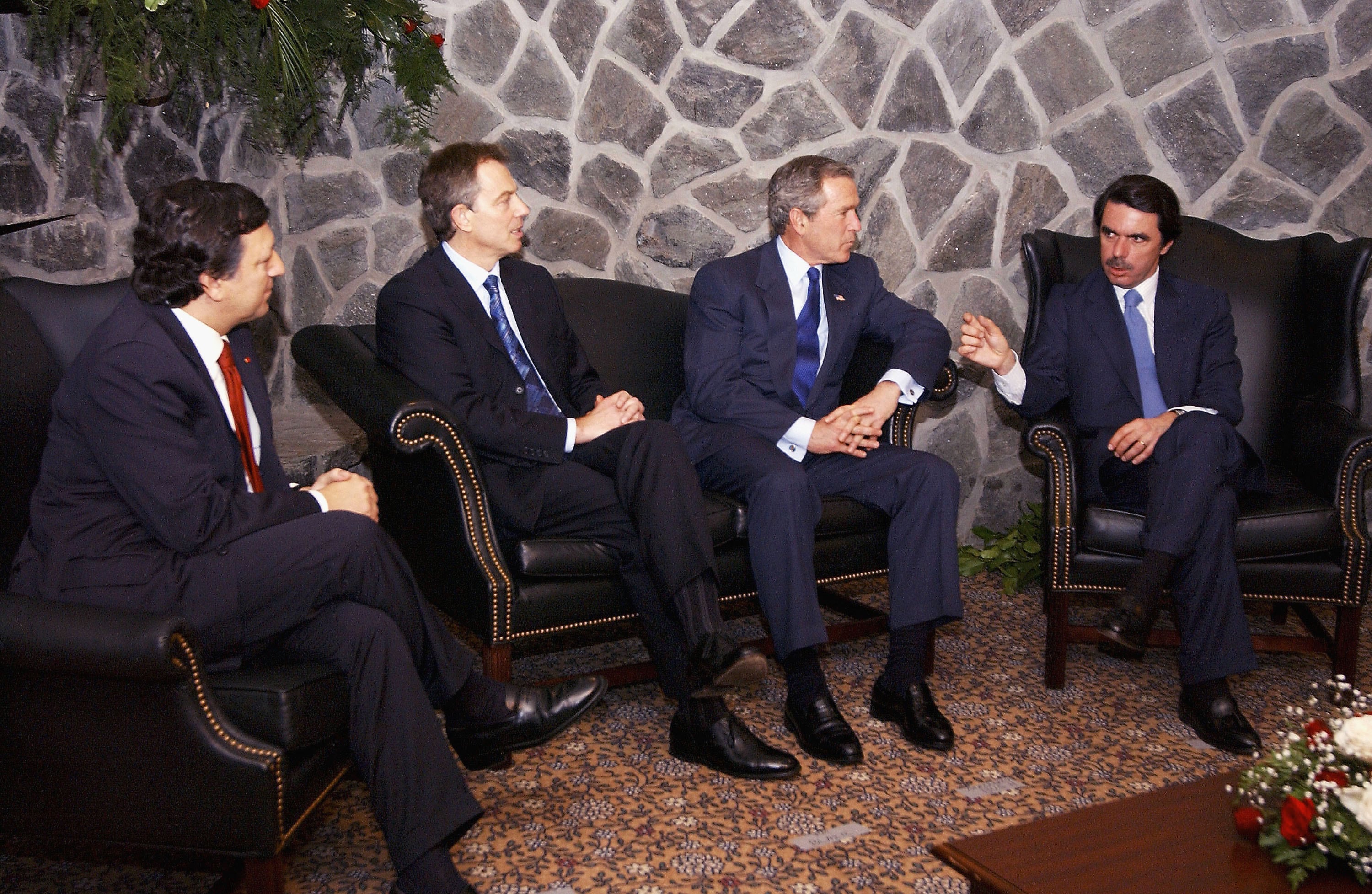 George W. Bush, José Manuel Durao Barroso, Tony Blair y José María Aznar el 16 de marzo de 2003 in Lajes Field (Azores).