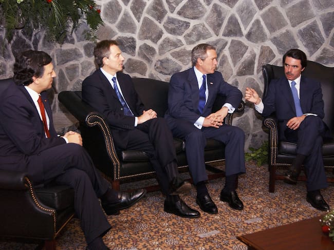 George W. Bush, José Manuel Durao Barroso, Tony Blair y José María Aznar el 16 de marzo de 2003 in Lajes Field (Azores).