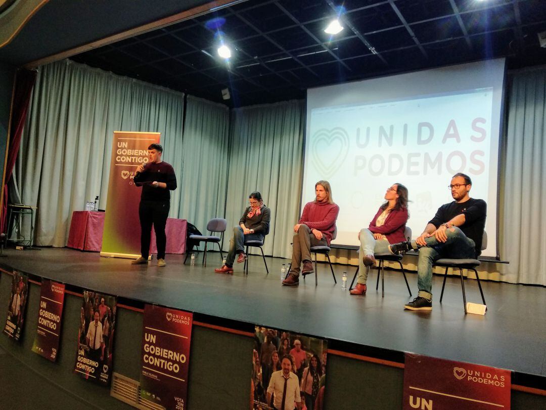 De izda a dcha Jonatan Gete, Dolores Martín-Albo, Pablo Fernández, Laura Domínguez y Jorge García en el acto de Unidas Podemos en Aranda con motivo de las Elecciones Generales del 10N