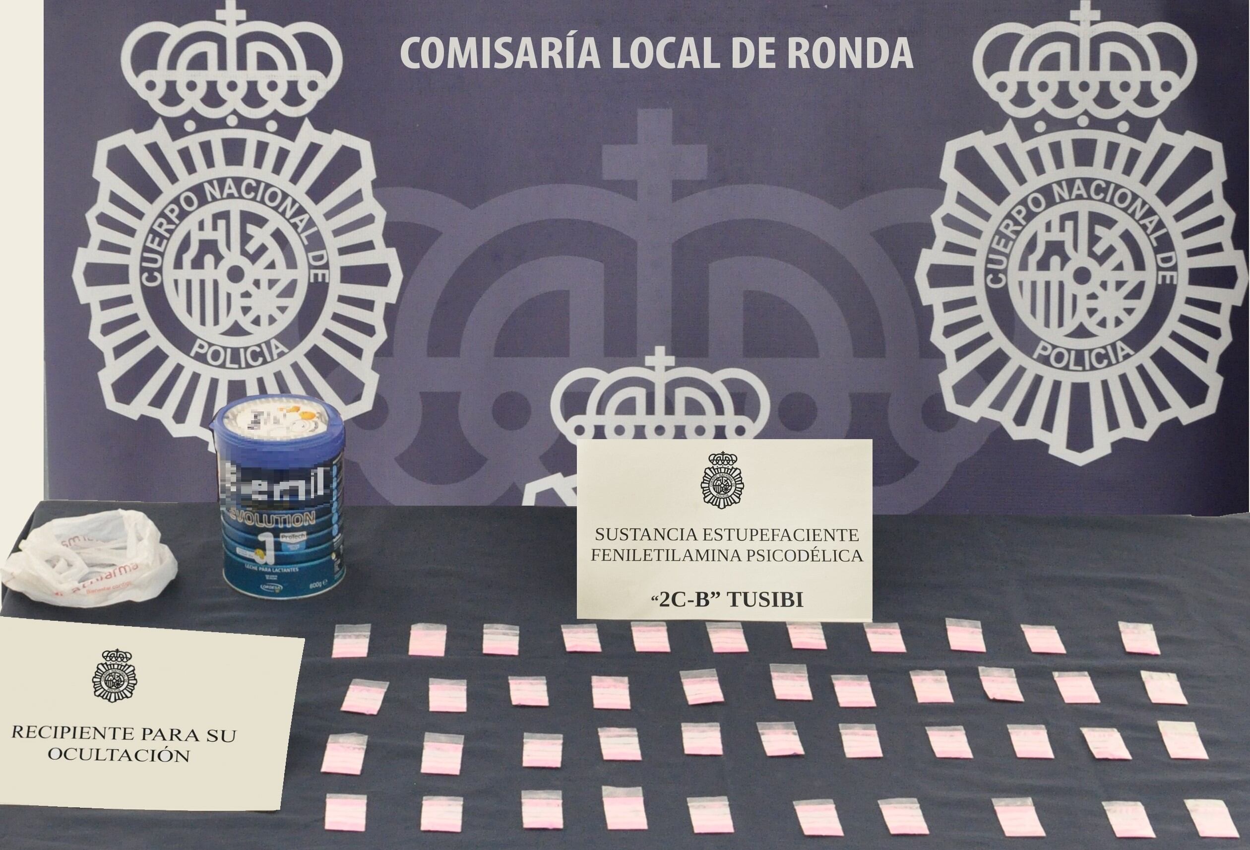 Los 43 sobres de cocaína rosa incautados a los detenidos
