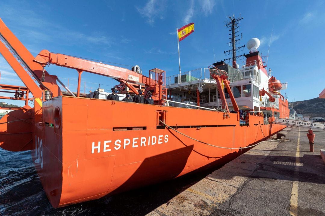 Varios militares de la armada a bordo del buque de investigación oceanográfica Hespérides, que ha zarpado este miércoles desde su base en el muelle de la Curra en Cartagena, hacia su vigésima sexta campaña en la Antártida