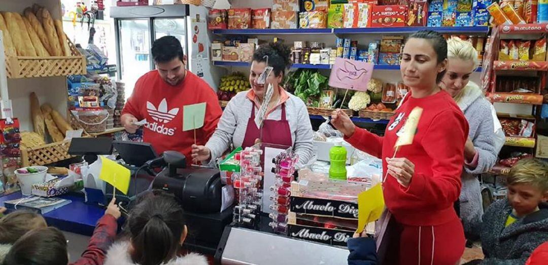 Alumnos del centro reparten mensajes con motivo del Día de la Paz por el municipio.