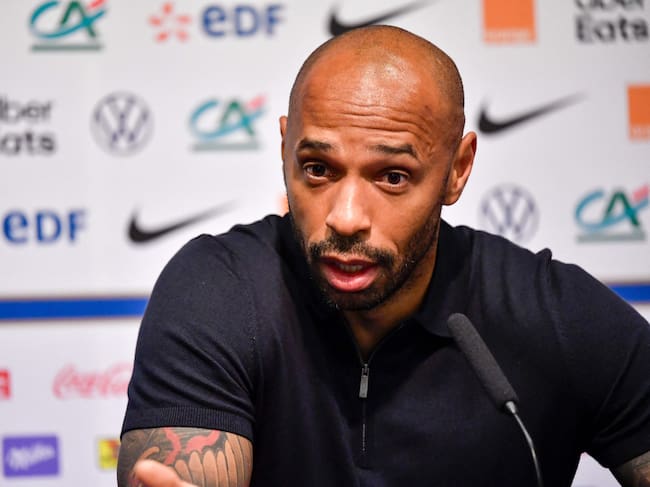 Thierry Henry, en una rueda de prensa con la selección francesa sub-21. (Photo by Jean-Christophe VERHAEGEN / AFP) (Photo by JEAN-CHRISTOPHE VERHAEGEN/AFP via Getty Images)