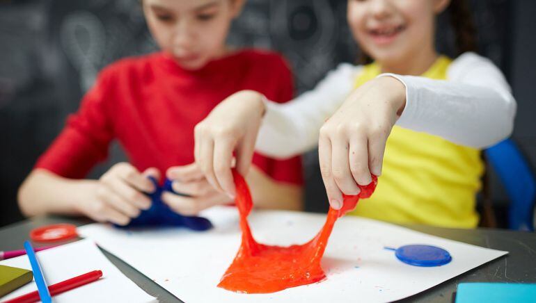 Niños jugando con pasta tipo &quot;Slime&quot;