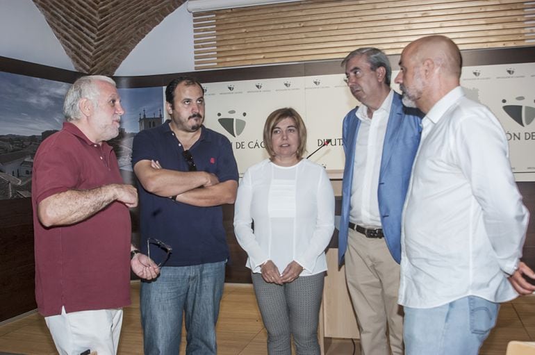 Charo Cordero y Alfonso Beltrán, con miembros de la asociación Somos Sierra de Gata