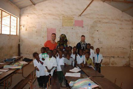 Manu Gon y Víctor Guerrero con algunos de los alumnos de la Jarumeh Koto Lower Basic School