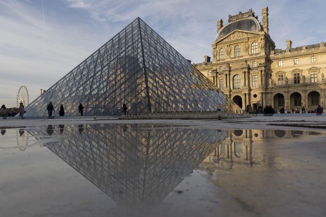 Imagen del Museo del Louvre en París