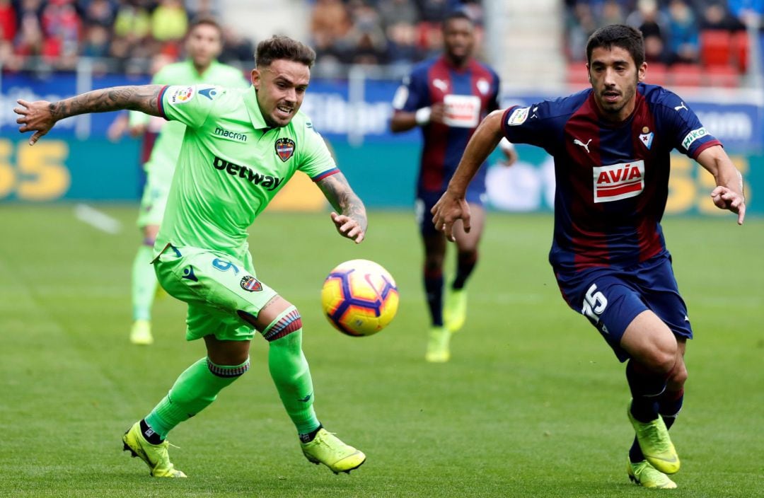 El defensa del Eibar José Ángel Valdés, y el delantero del Levante Roger Martí, durante el partido de LaLiga Santander correspondiente a la decimoquinta jornada, que se disputa en el estadio municipal de Ipurúa.-