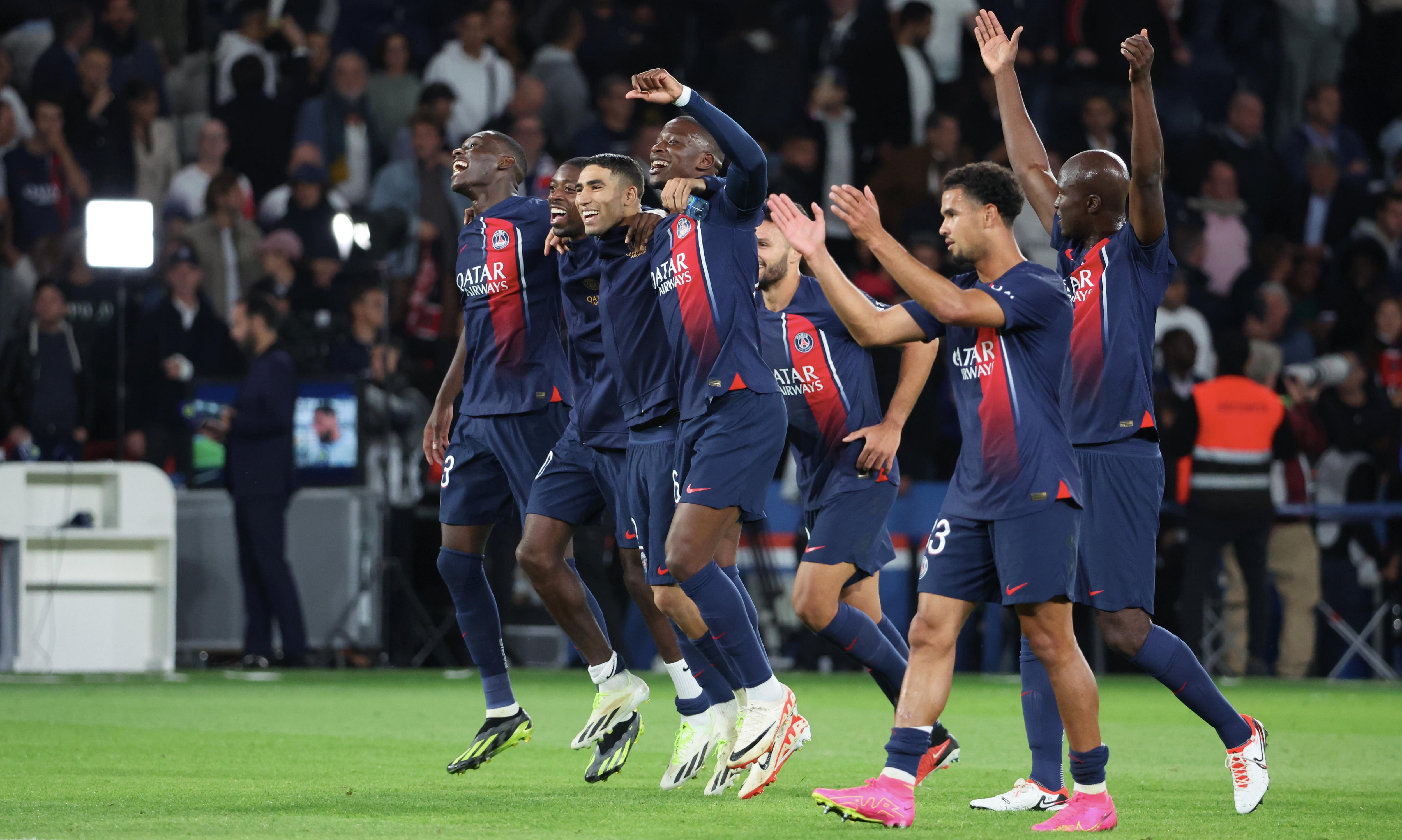 Varios jugadores del PSG celebran la victoria ante el Marsella