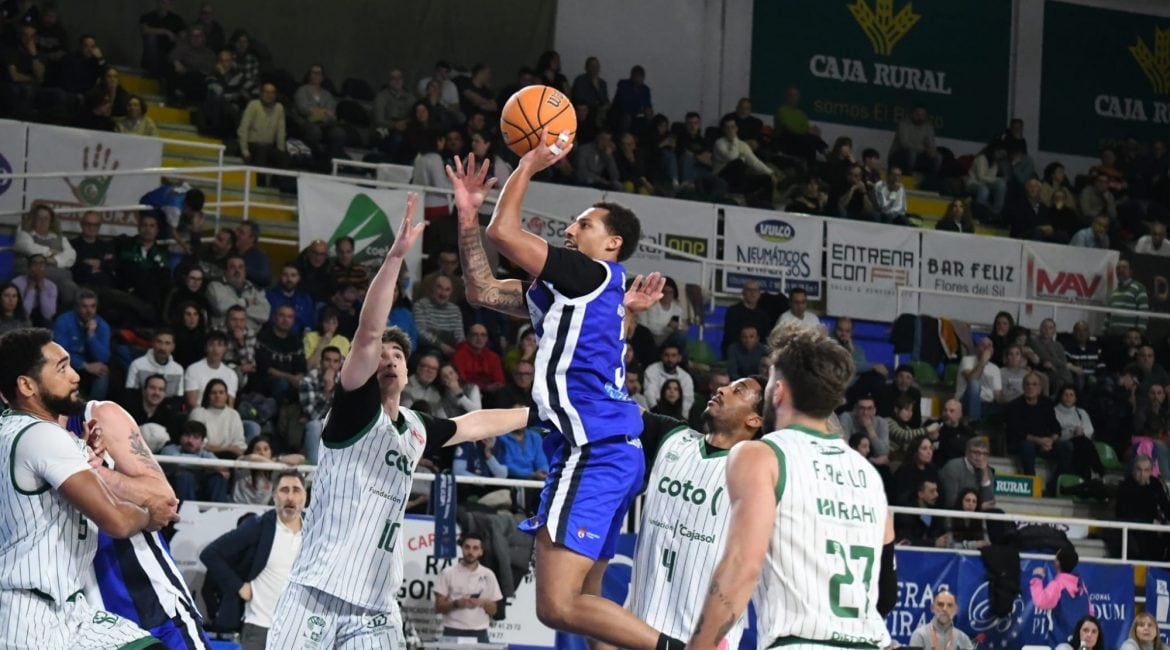 El conjunto berciano derrotó al Coto Córdoba después de un acertado partido tras el descanso