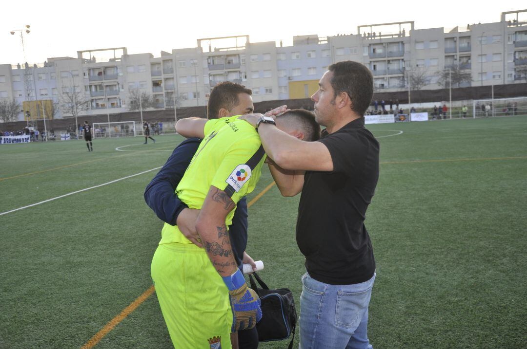 Juanma Cámara consolado por Juan Carlos Gómez al ser retirado por lesión