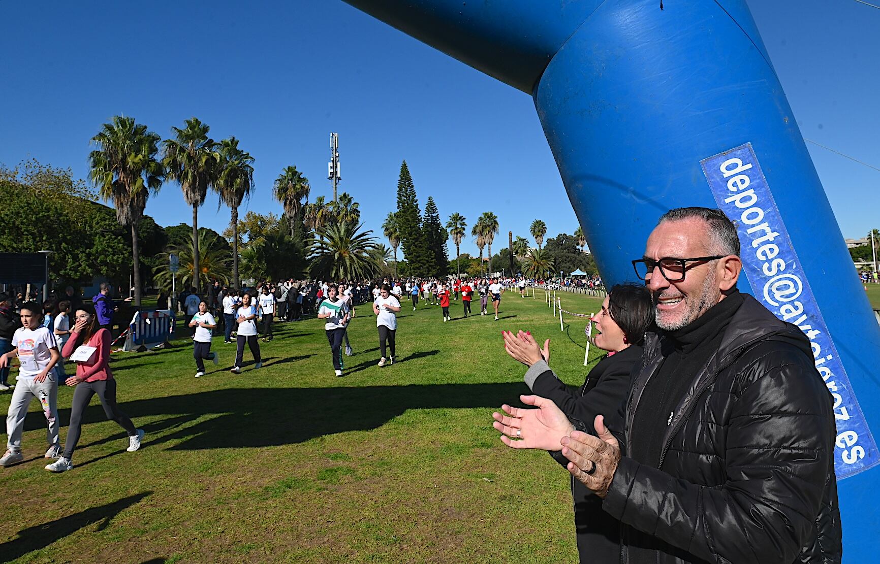 Tomás Sampalo junto a Nela García animando a los escolares