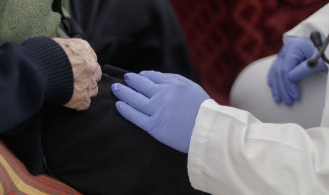 Ancianos y sanitarios, embarcados en la misma lucha