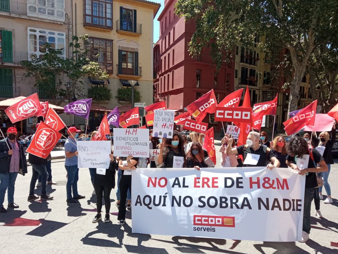 Trabajadores de H&M protestan por el ERE planteado por la compañía. 
 