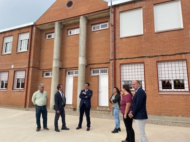 Delegados de la Junta visitan el CRA de Campillo de la Jara junto a representantes municipales