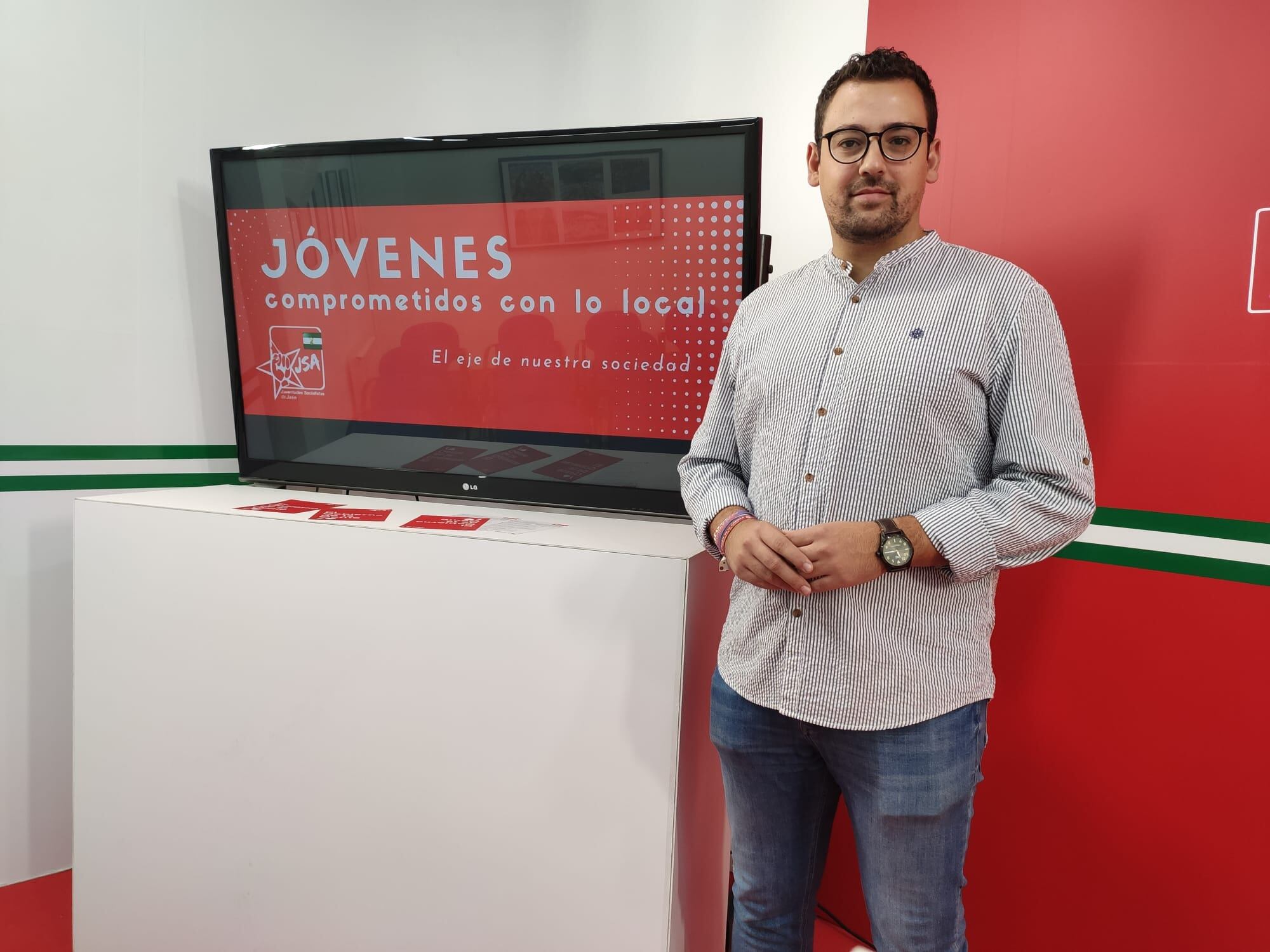 El secretario general de Juventudes Socialistas de Jaén, Lázaro Martínez, posa para la cámara en la sala de prensa de la sede del PSOE jiennense