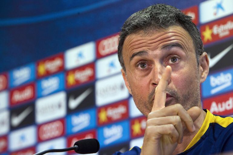 Luis Enrique responde a los medios en la sala de prensa