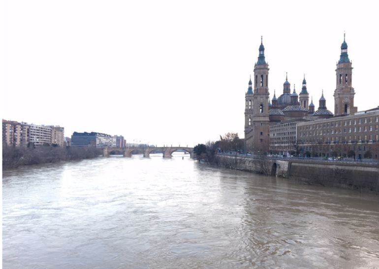 El río Ebro, crecido tras las precipitaciones de los últimos días