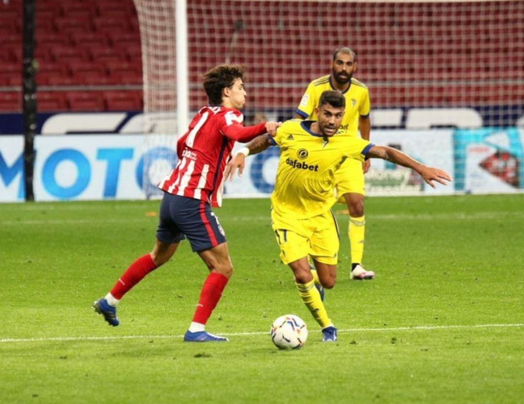Augusto Fernández durante el partido entre el Atlético de Madrid y el Cádiz.