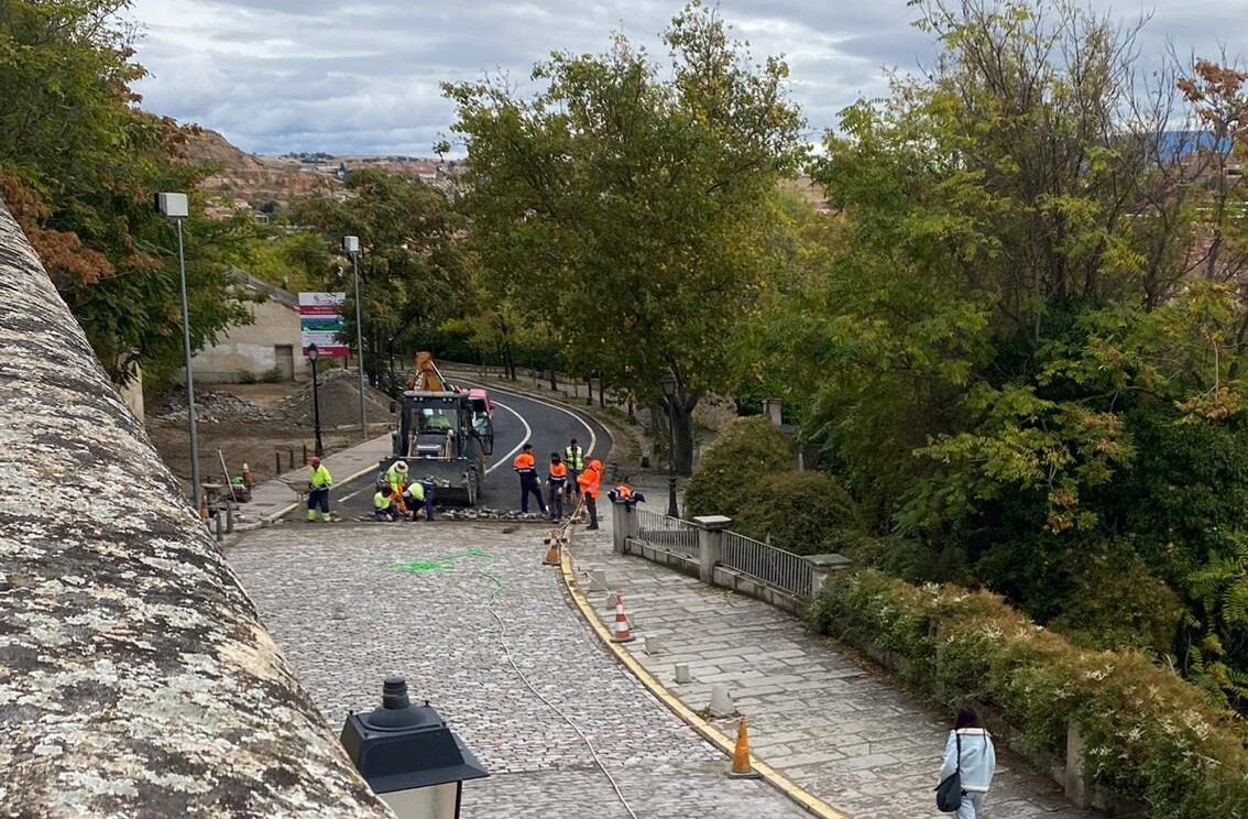 La recolocación del adoquinado abarca un tramo de unos 150 metros de la vía