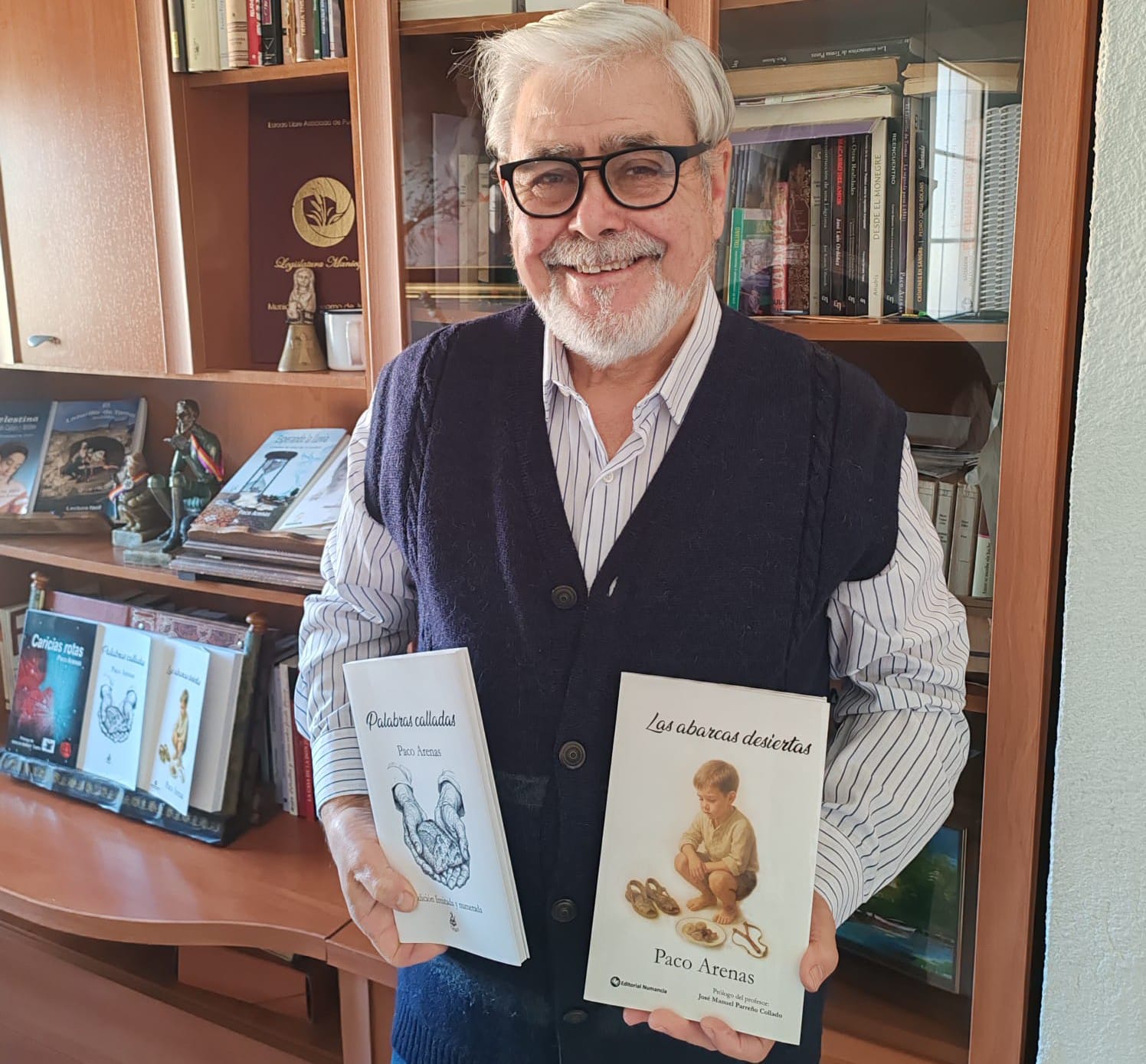 El escritor conquense Paco Arenas con sus libros más recientes.