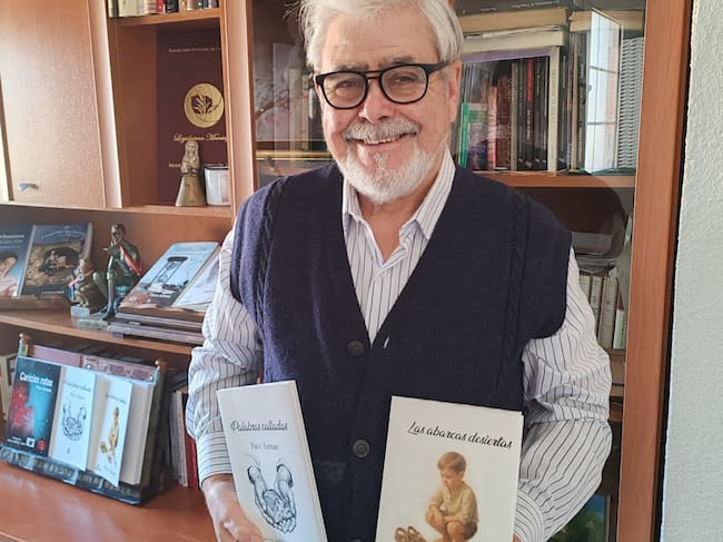 El escritor conquense Paco Arenas con sus libros más recientes.