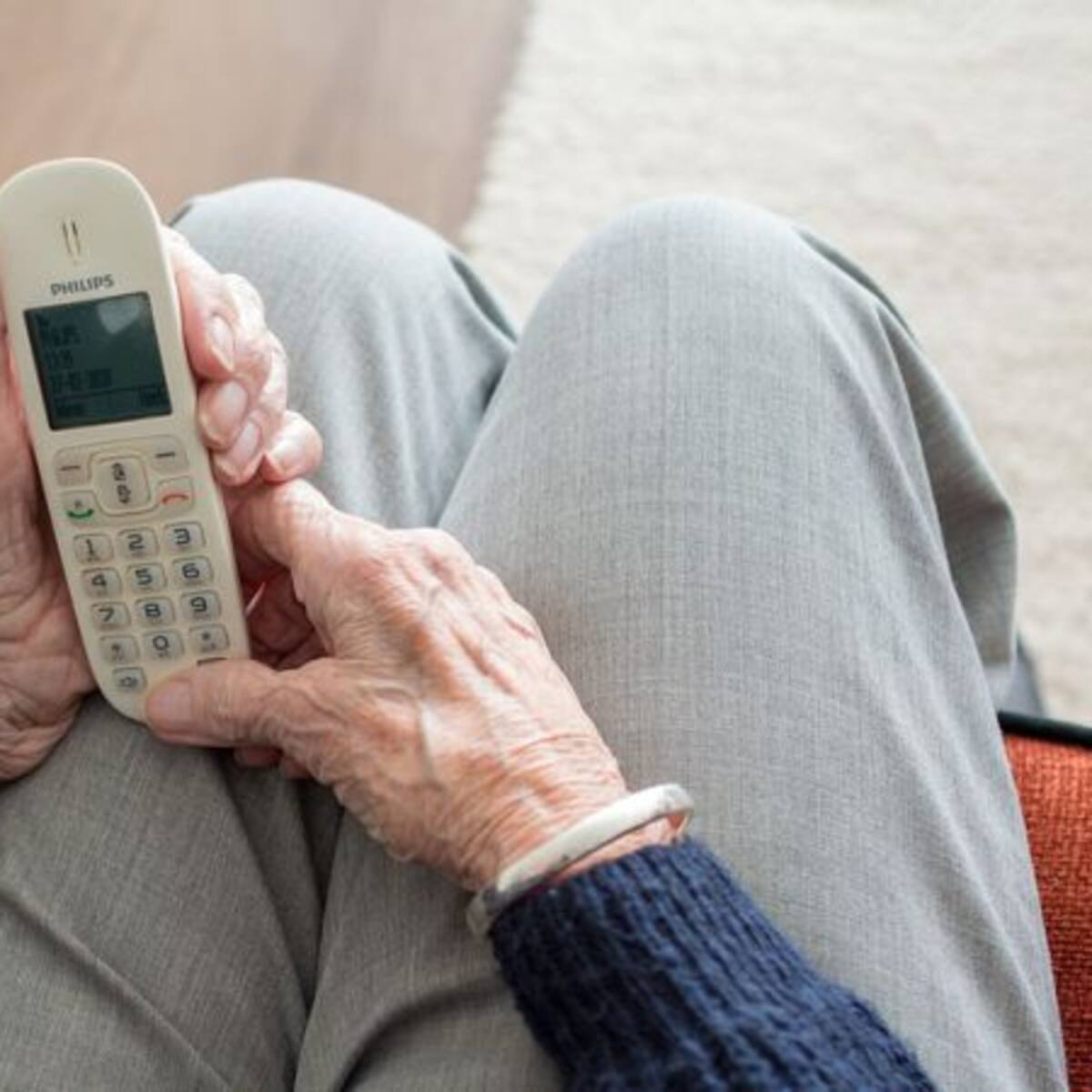 La Diputación de A Coruña alerta de que hay estafadores del servicio de Teleasistencia que piden datos bancarios