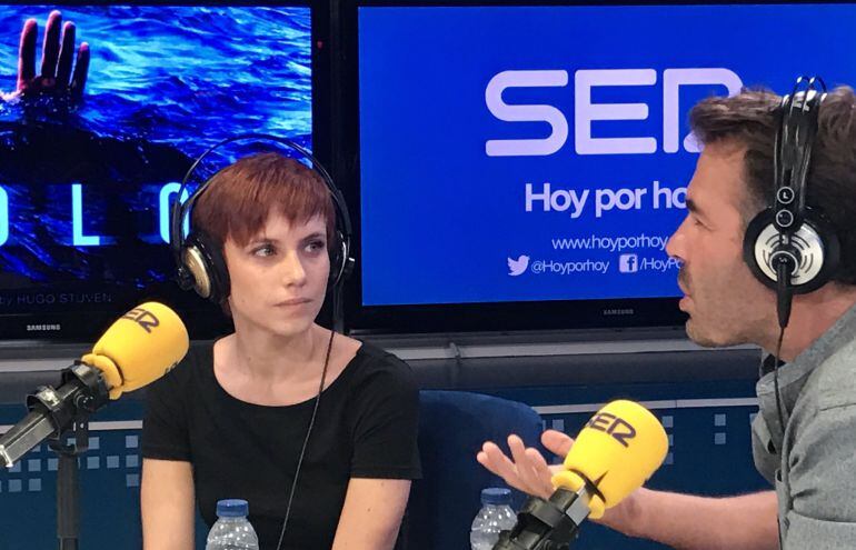 Aura Garrido y Hugo Stuven en los estudios de la Cadena SER.