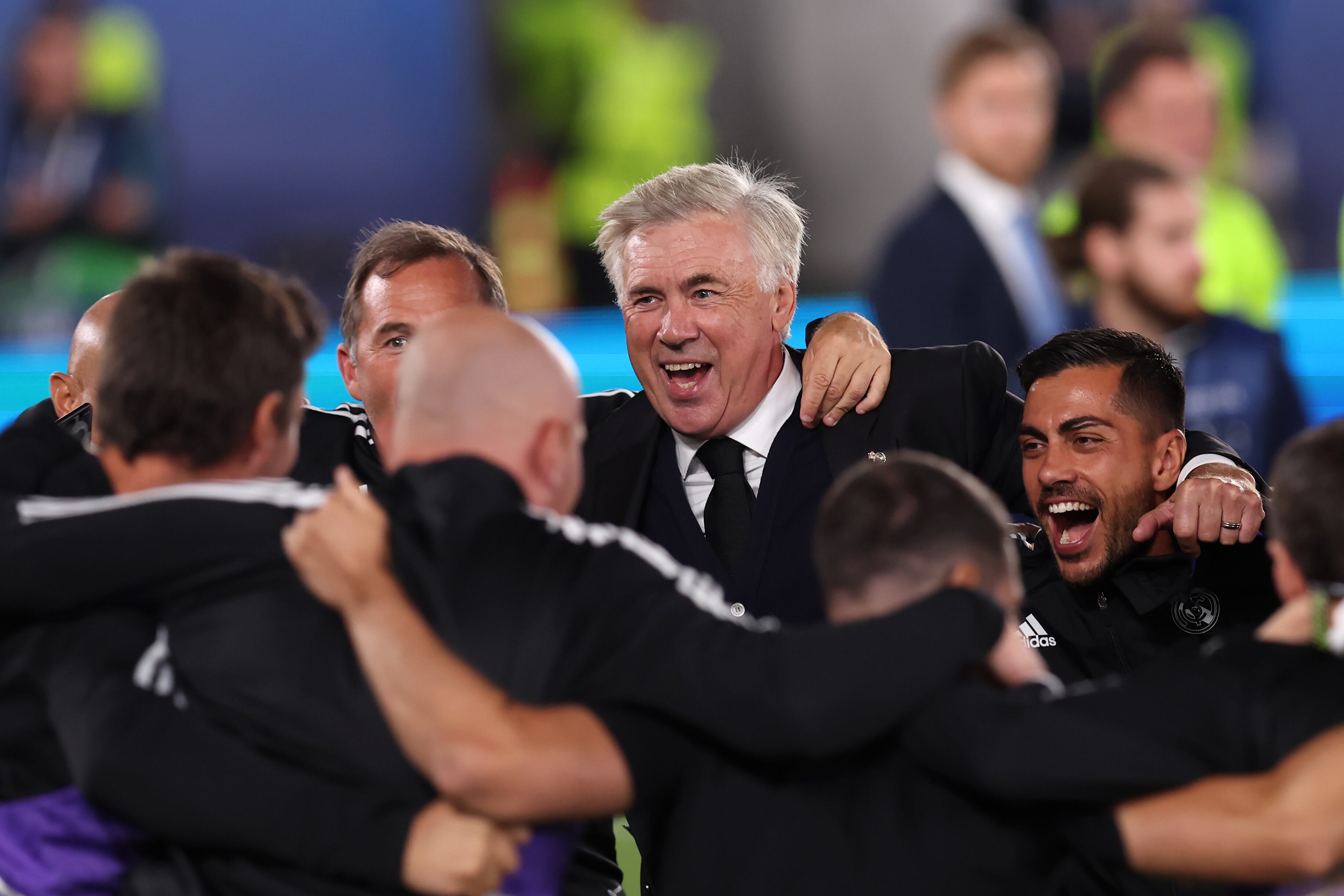 Carlo Ancelotti durante la celebración de la Supercopa de Europa conquistada en Helsinki.