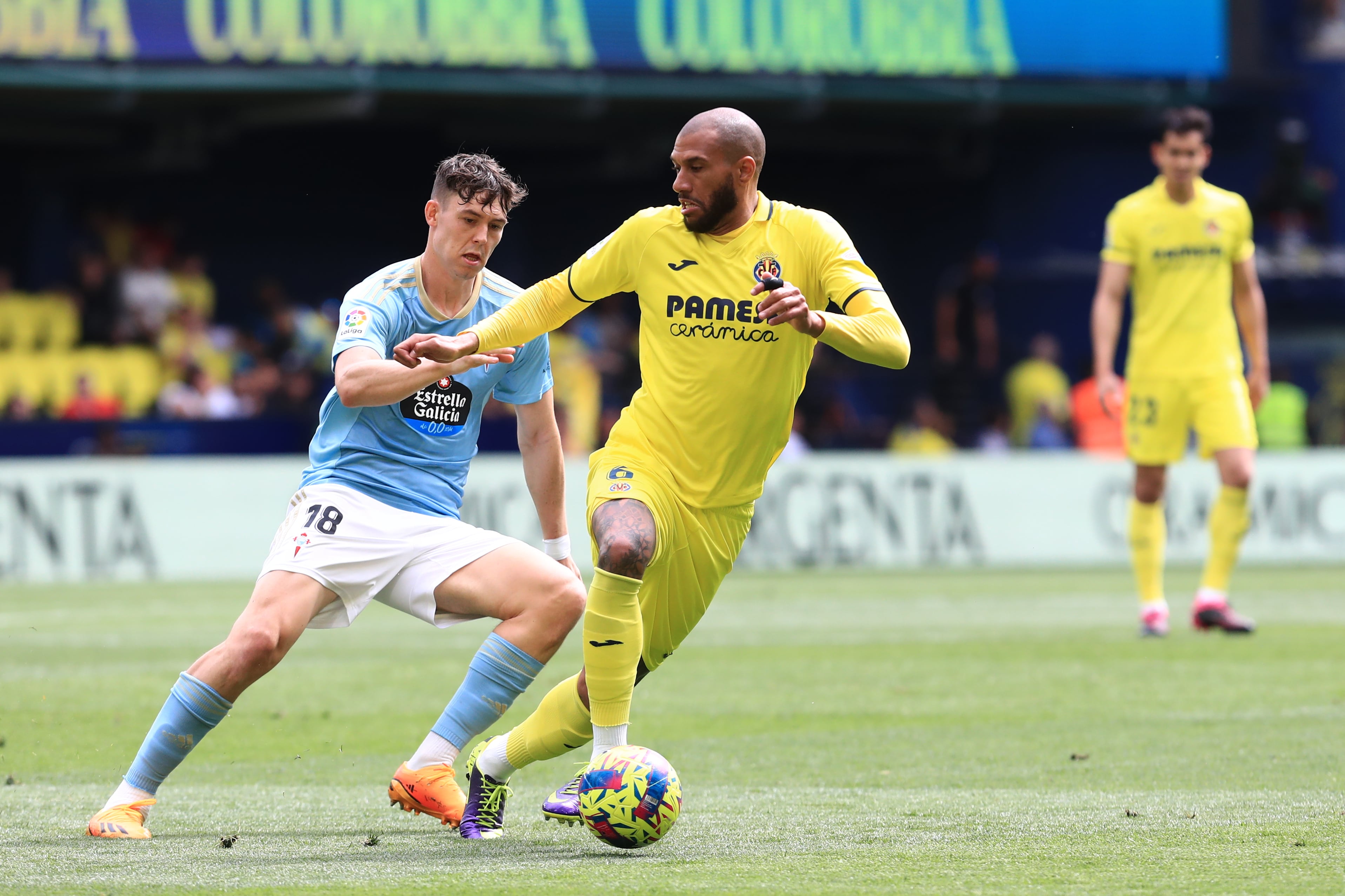 VILLAREAL (CASTELLÓN), 30/04/2023.- El delantero del celta de Vigo Jorgen Strand Larsen (i) disputa una posesión Etienne Capoue, centrocampista francés del Villareal durante el partido correspondiente a la jornada 32 de LaLiga Santander que este domingo disputan Villareal y Celta de Vigo en el estadio de la Cerámica de Villareal. EFE/Domenech Castelló
