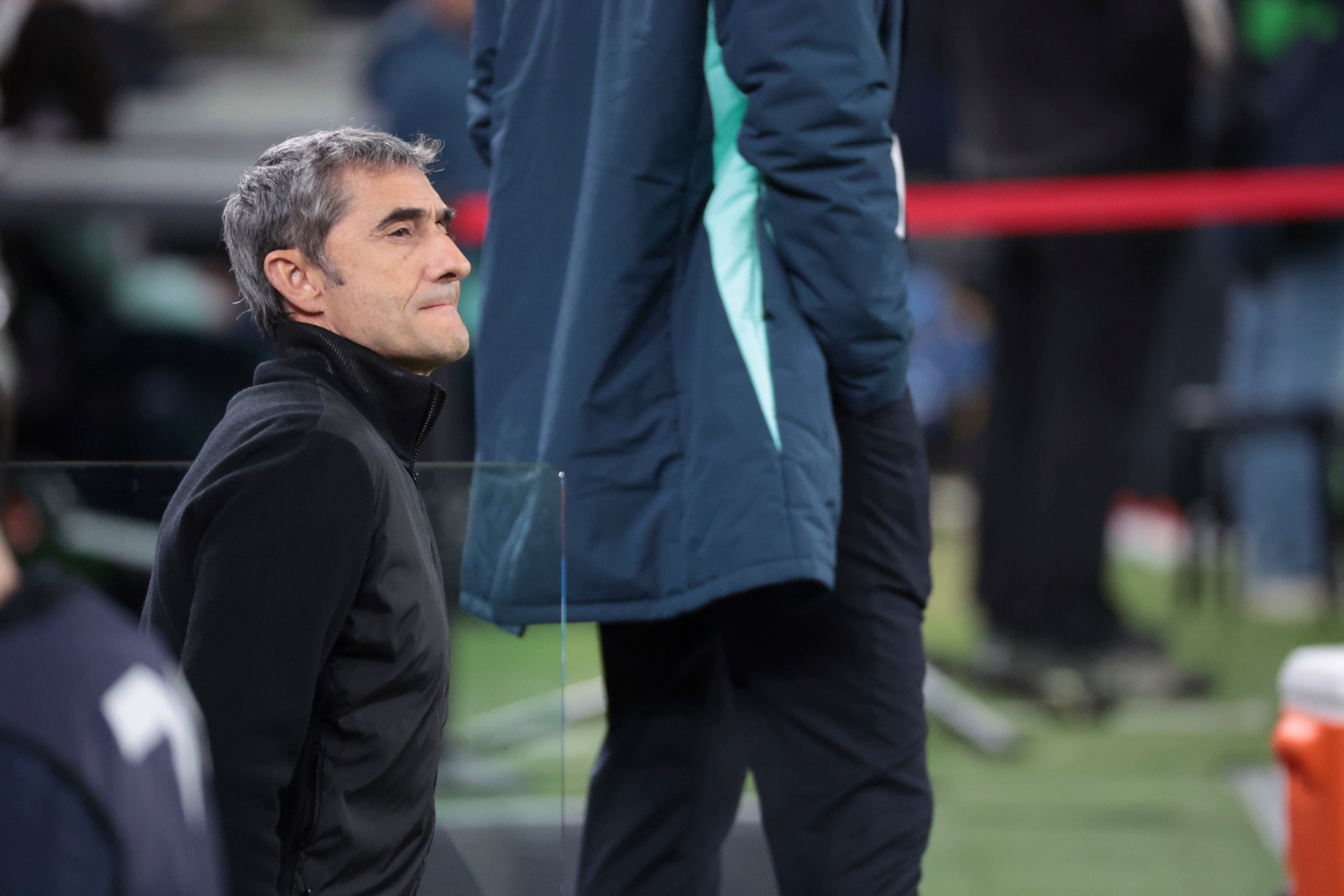 El entrenador del Athletic Club de Bilbao Ernesto Valverde, durante el partido de la jornada 31 de LaLiga EA Sports entre el Athletic Club de Bilbao y el Villarreal CF, este domingo en el estadio de San Mamés