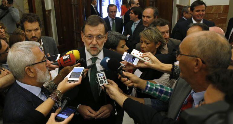 Mariano Rajoy, respondiendo a las preguntas de los periodistas en los pasillos del Congreso