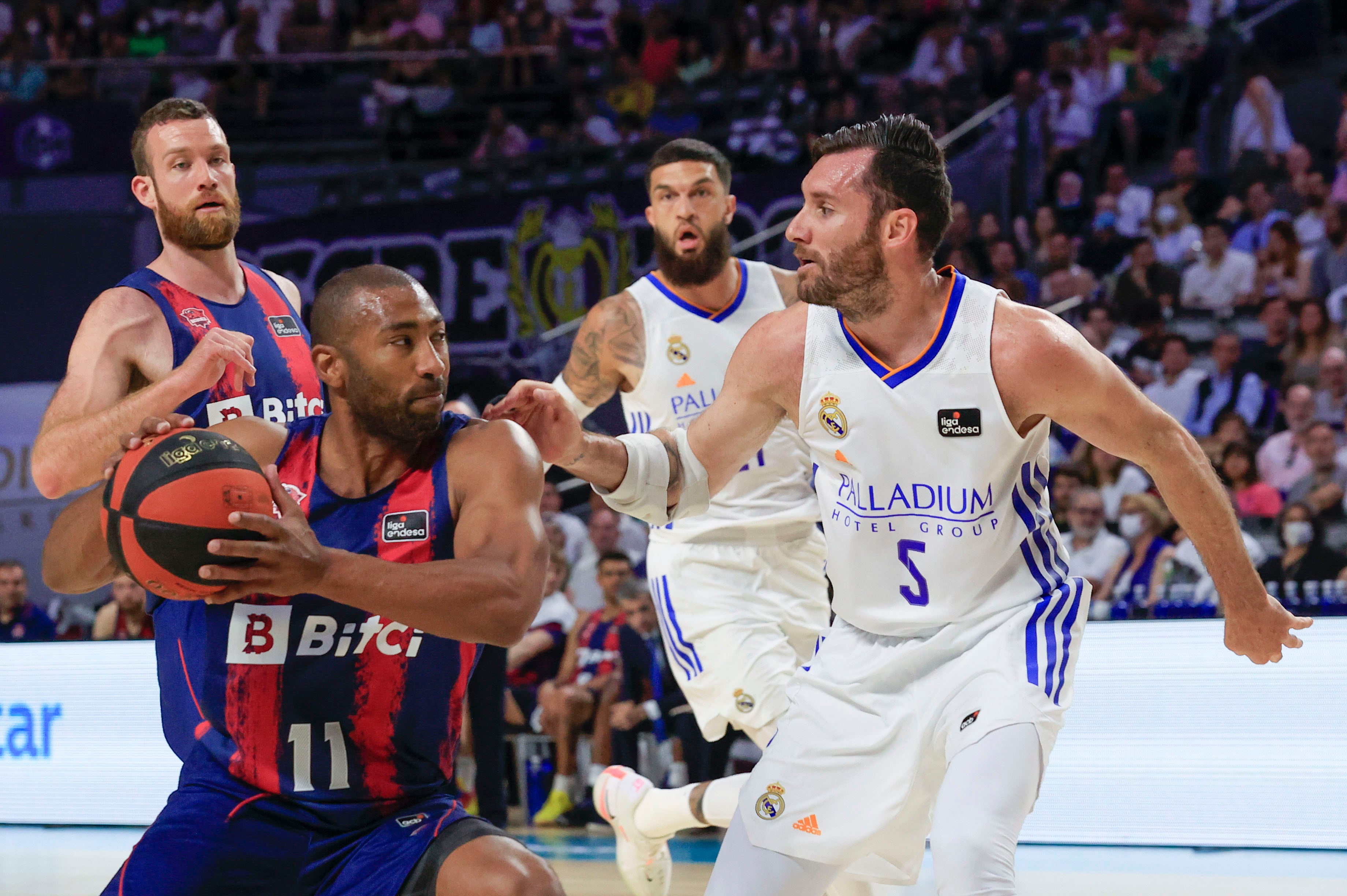 Jayson Granger pugna con Rudy Fernández durante el segundo partido de semifinales de la Liga ACB en el WiZink Center. EFE/ Zipi