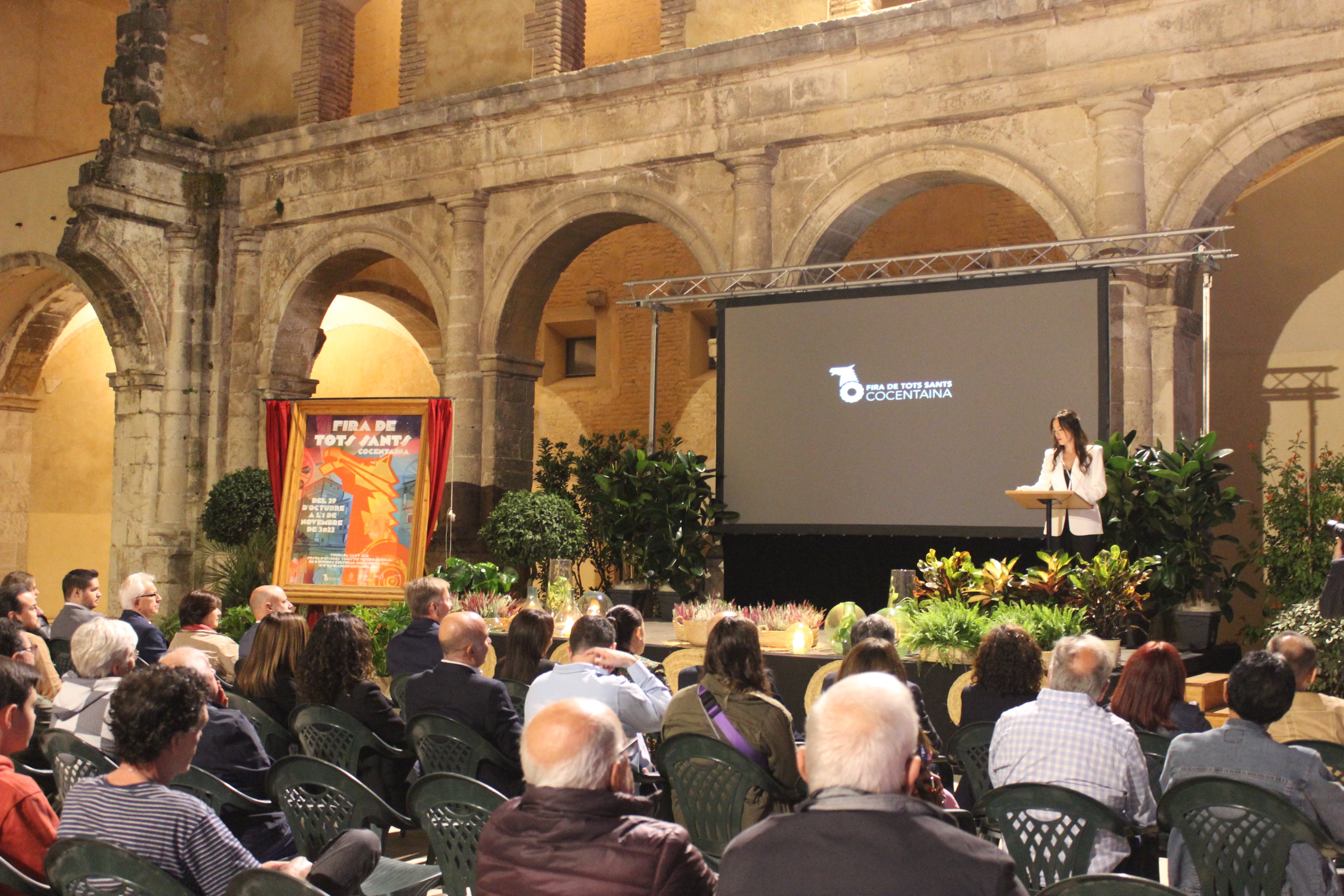 El patio de armas del Palau Comtal ha acogido la presentación de la 676 Fira de Tots Sants de Cocentaina.