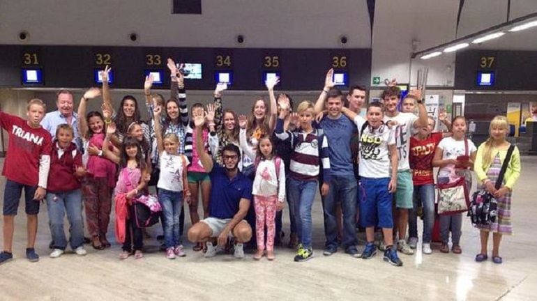 Un grupo de niños bielorrusos en el aeropuerto de Sevilla