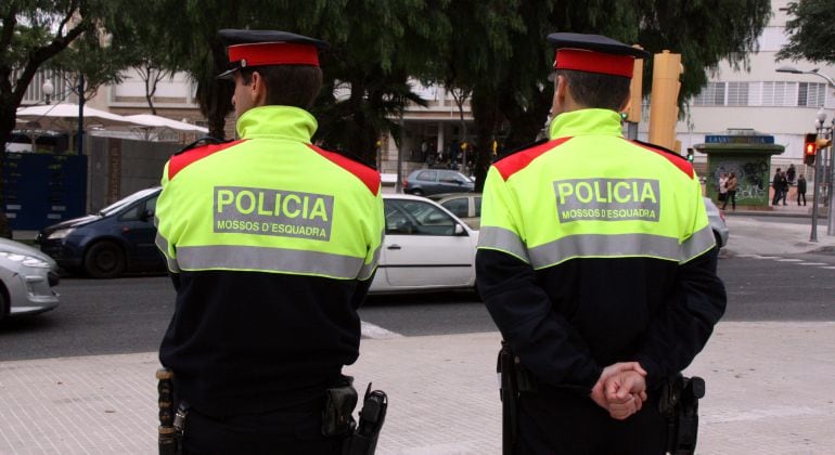 Imatge d&#039;arxiu de dos agents dels Mossos d&#039;Esquadra. 