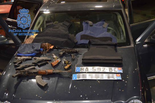 Armes, armilles i matrícules falsificades intervingudes