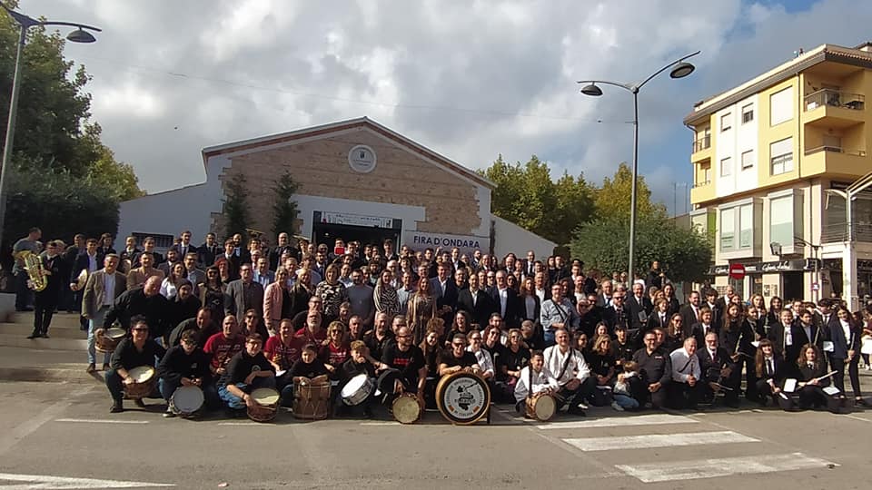 Autoridades con miembros de la colla de dolçaines i tabals, y de las bandas de música de la  Marina Alta.