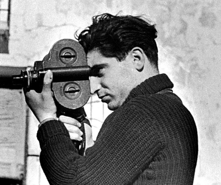 Robert Capa fotografiado en 1937 por Gerda Taro