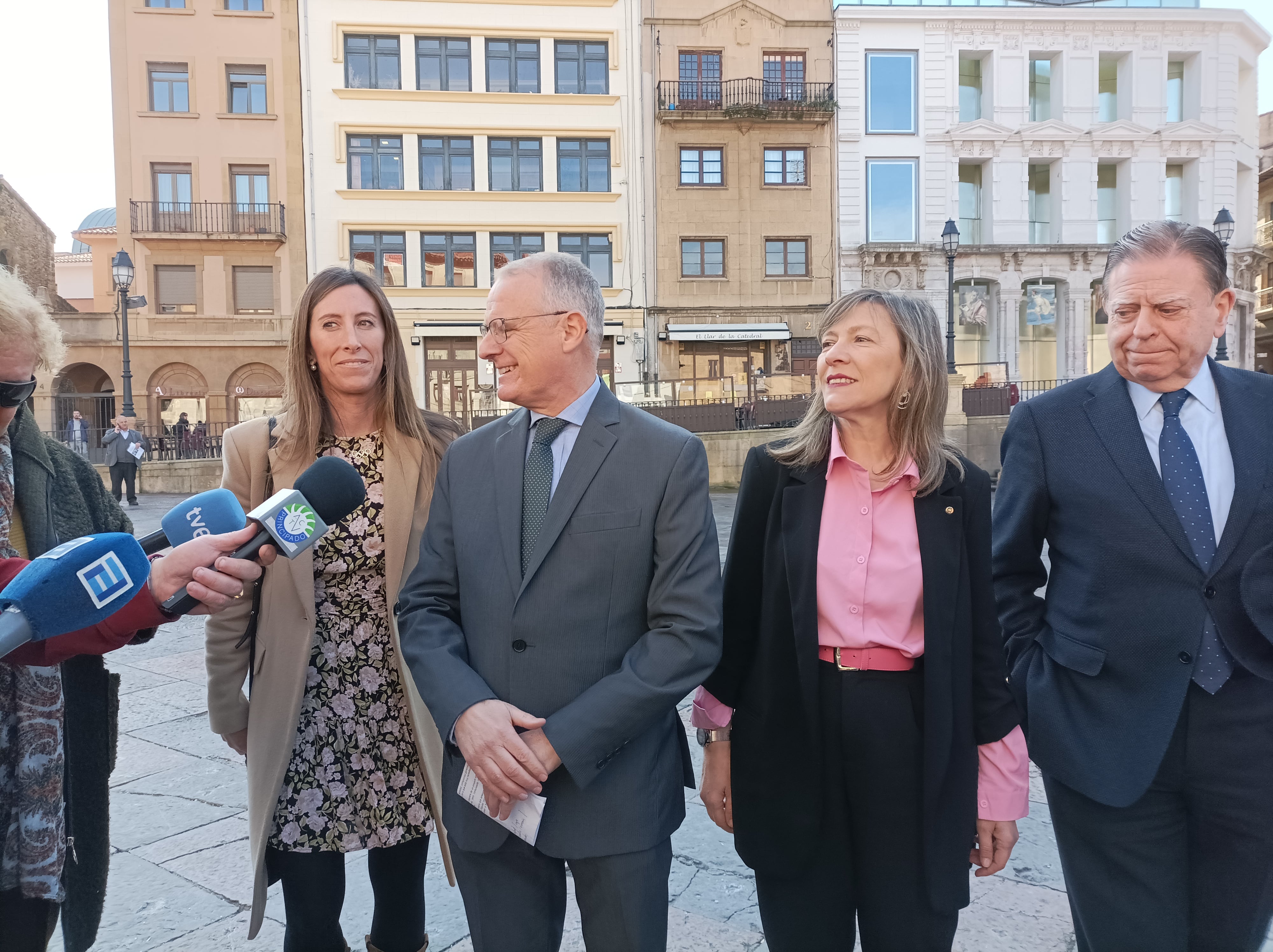 Ángela Pumariega, Diego canga, Esther Llamazares  y Alfredo Canteli, esta mañana en Oviedo